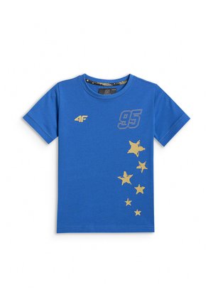 Niebieski t-shirt z krótkim rękawem z żółtym logo "4F", numerem "95" i siedmioma żółtymi gwiazdkami z przodu po prawej stronie.