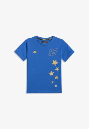 Niebieski t-shirt z krótkim rękawem z żółtym logo "4F", numerem "95" i siedmioma żółtymi gwiazdkami z przodu po prawej stronie.