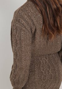 NA-KD Sweter