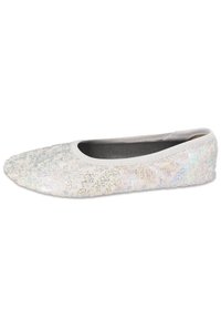Ballerines en matériau iridescent blanc, avec une tige texturée arborant un motif à carreaux, et doublure intérieure grise.