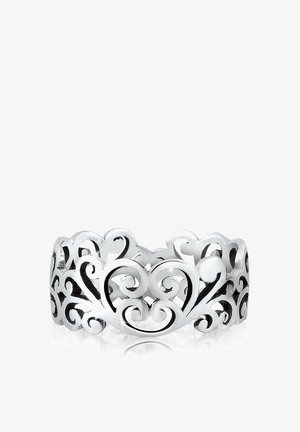 Bracelet en filigrane d'argent présentant des motifs tourbillonnants complexes et un design ouvert, mettant en avant une finition polie et une texture lisse.