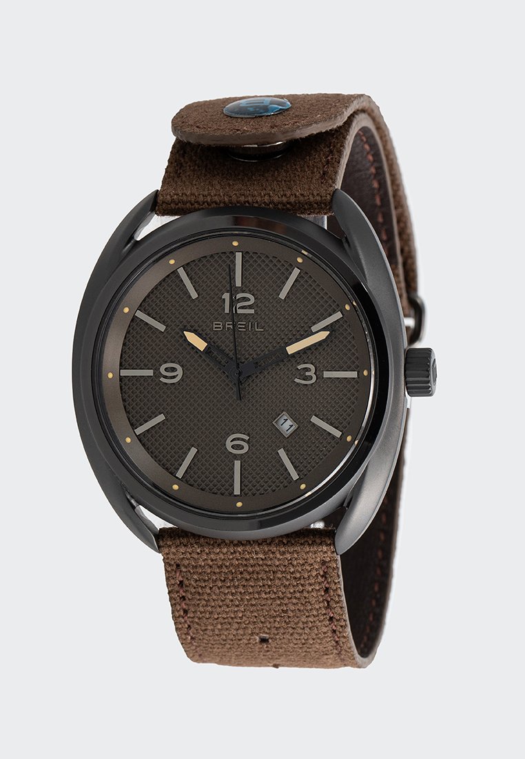 Braune Stoffarmbanduhr mit einem dunkelgrauen strukturierten Zifferblatt, markanten Stundenmarkierungen und einem Datumsfenster. Verfügt über ein schwarzes Gehäuse und einen blauen Akzent am Armband.