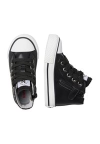 Černé kožené vysoké tenisky s bílou gumovou podrážkou, kulatými špičkami a uzavíráním na šnurování a zip. Texturované boční detaily.