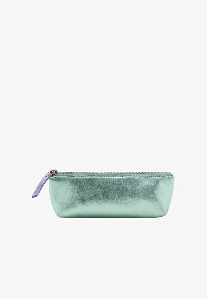 Trousse en métal vert menthe avec une texture lisse, fermeture éclair et tirette de fermeture éclair violette, présentant une forme ovale épurée.