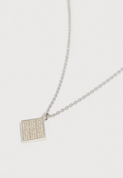 Colar de corrente prateada com pendente quadrado apresentando várias pequenas pedras preciosas transparentes organizadas em filas.
