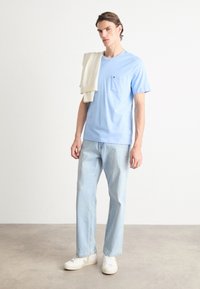 Tommy Hilfiger ESSENTIAL SOLID POCKET TEE - Základné tričko - vessel blue