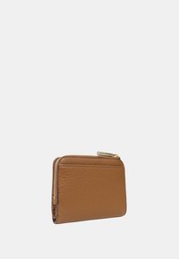 Portafoglio in pelle marrone con finitura testurizzata, chiusura con zip e dettagli in metallo dorato. Forma rettangolare compatta con scomparti per carte.