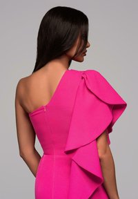 Robe rose à une épaule ornée d'une grande manche froncée, silhouette cintrée et une fermeture éclair discrète au dos. Texture de tissu lisse.
