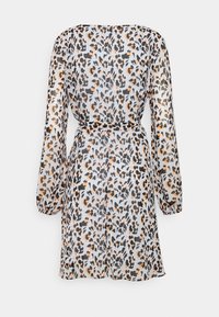 Průsvět dress s dlouhými rukávy a bílým podkladem, zdobený černým a oranžovým leopardím potiskem. Uvázání v pase, délka po kolena.