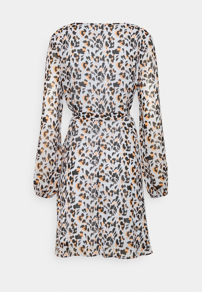 Průsvět dress s dlouhými rukávy a bílým podkladem, zdobený černým a oranžovým leopardím potiskem. Uvázání v pase, délka po kolena.