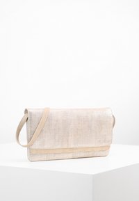 Bolso clutch beige metálico con una textura suave, que cuenta con un cierre de solapa simple y una correa de hombro delgada y desmontable.