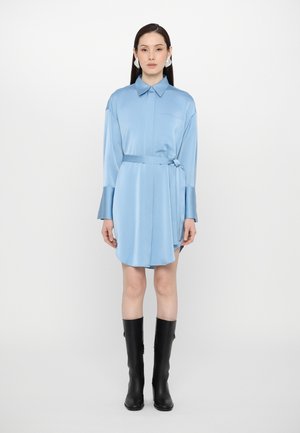 TRENDY - Blusenkleid - light blue