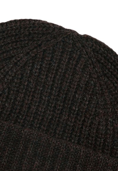 Beanie lavorato a maglia in marrone scuro con texture a coste, caratterizzato da una vestibilità aderente e una finitura liscia, con sottili variazioni di colore.