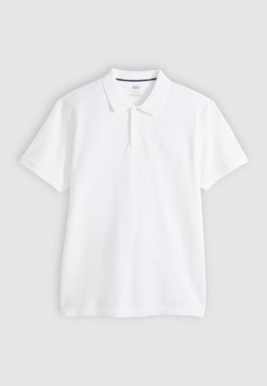 Weißes kurzärmeliges Poloshirt mit Kragen und Zweiknopfleiste, flach auf hellgrauem Hintergrund liegend.