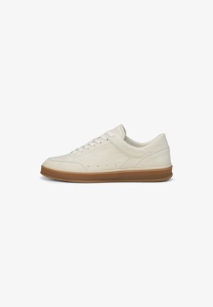 Witte leren lage sneaker met witte veters en een dikke lichtbruine rubberen zool, getoond vanaf de binnenkant tegen een witte achtergrond.
