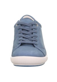 Blauwe leren sneaker met een ronde neus, witte rubberen zool en bijpassende veters. Heeft een gladde textuur en een eenvoudig, minimalistisch ontwerp.