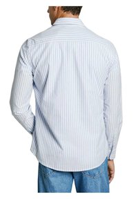 Camisa de manga larga a rayas azul claro y blanca, con un cuello clásico y puños abotonados, hecha de una tela suave.