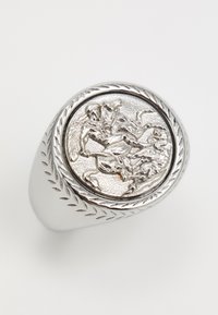 Sølv seglring med et detaljert hevet design av en hest og rytter på en teksturert sirkelformetflate, med en flettet ring og bladdekorasjoner.