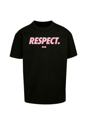Schwarzes T-Shirt aus Baumwolle mit dem Wort "RESPEKT." in fetten rosa Buchstaben auf der Vorderseite, kurzen Ärmeln und Rundhalsausschnitt.