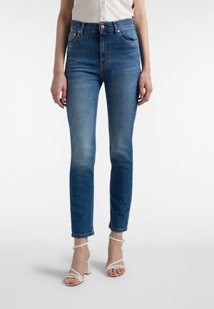 Jeans di denim blu aderenti con vita alta, cinque tasche e cuciture a contrasto. Presentano una chiusura con bottoni e un orlo alla caviglia.