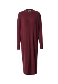 Bordeaux ribfluwel jurk met lange mouwen, een ronde halslijn en een losse pasvorm, die onder de knie reikt. Geweven stofdetail zichtbaar.
