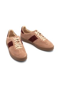Sneakers in suede con una base rosa chiaro e dettagli laterali bordeaux, lacci beige, punta rotonda e suola in gomma testurizzata.