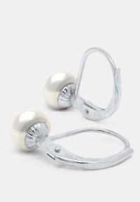 Twee zilveren oorringen met grote, glanzende witte parels en een textuur aan de achterkant, met een eenvoudig lever-back ontwerp.