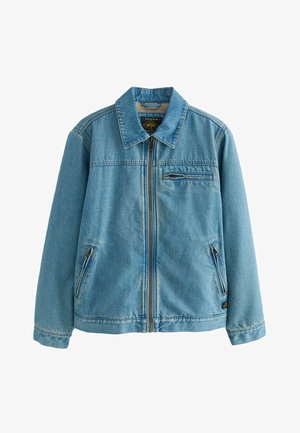 Jachetă din denim albastru deschis cu guler, două buzunare laterale cu fermoar și un buzunar pe piept cu fermoar; are cusături contrastante pe întreaga suprafață.