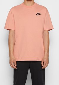 Nike Sportswear Triko s potiskem - red