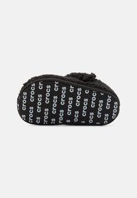 Crocs CLASSIC COZZZY UNISEX - Šlepetės - black