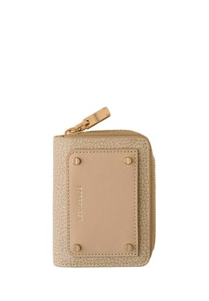 Portefeuille compact beige avec tissu texturé, patch en cuir rectangulaire fixé par quatre rivets et tirette de fermeture éclair dorée.