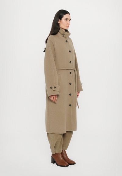 CLOSED BELTED COAT - Klasszikus kabát - clay beige