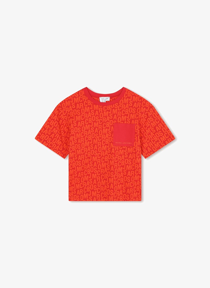 T-shirt rouge à manches courtes avec un motif de logo répétitif, col rond et poche poitrine. Fabriqué en tissu de coton.