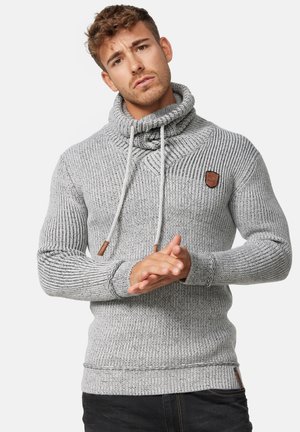Grijze gebreide trui met een hoge kraag, trekkoorden, geribbelde textuur en een leren logo-patch op de borst. Zacht, dik materiaal.