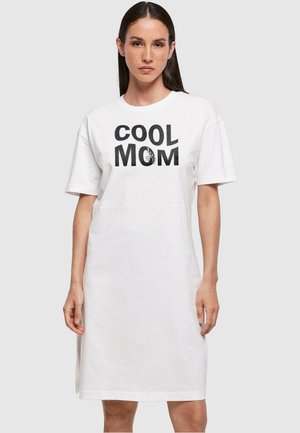 Biele bavlnené šaty vo forme trička s krátkymi rukávmi, na prednej strane s veľkým čiernym grafickým textom "COOL MOM", vo voľnom strihu a po kolená.
