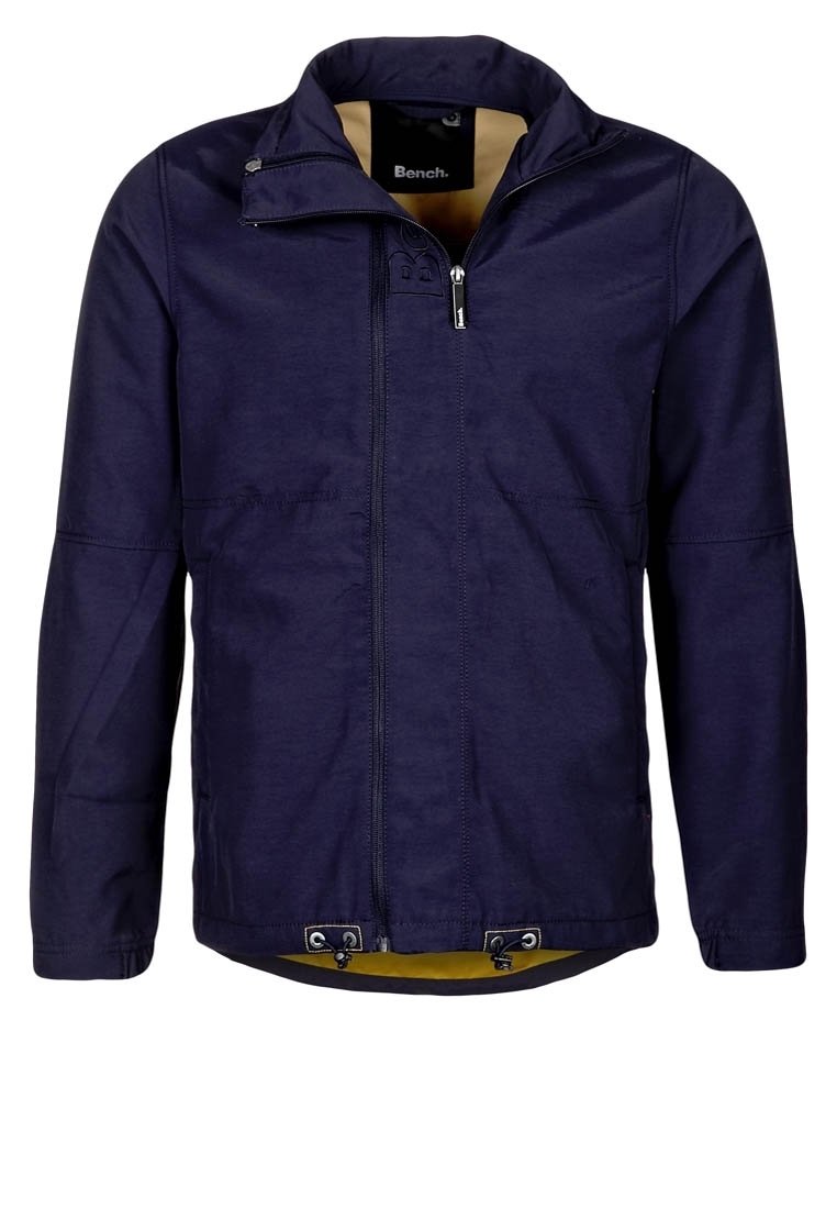 Námořnicky modrá bunda z hladké tkaniny, s předním zipem, vysokým límcem a dvěma předními kapsami s tkaničkami na lemu, podšitá žlutou látkou.