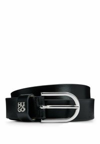 Cinturón de cuero negro con un acabado brillante, que presenta una hebilla de metal plateado y el logo "HUGO" grabado en la correa.