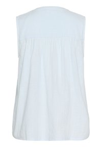 Haut sans manches bleu clair en tissu léger, avec un design à dos plissé et un ourlet légèrement incurvé.