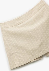 Beige Leinenrock mit weißen vertikalen Streifen, ausgestattet mit einem breiten Bund und geradem Schnitt, der die leichte und atmungsaktive Textur betont.
