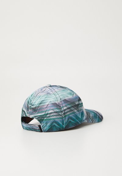 Καπέλο με πολύχρωμο γεωμετρικό μοτίβο σε σμαραγδένιο, μωβ και μαύρο. Διαθέτει καμπύλη γείσο και ρυθμιζόμενο ιμάντα στο πίσω μέρος. Υφασμάτινη υφή.