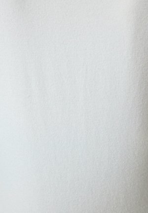 Valge kangas, millel on sile ja veidi tekstuuriline pind, millel on peen sooneline muster. Ühtlane värv, ilma nähtavate mustrite või kujunditeta.