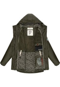 Jachetă impermeabilă de culoare verde închis, cu glugă. Interiorul are o căptușeală moale și pufoasă, țesătură cu model floral și multiple buzunare. Detalii cu logo incluse.