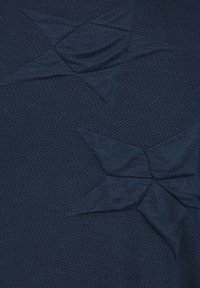 Navyblauwe trui van gebreide stof met een gestructureerd patroon. Bevat driedimensionale stervormige accenten in dezelfde kleur, wat visuele interesse toevoegt.