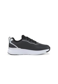 Zapatilla deportiva negra con un upper sintético suave, suela blanca, sutiles detalles plateados y un talón texturizado para mayor agarre. Cuenta con cierre de cordones.