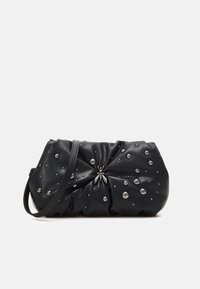 Borsa in pelle nera con un design arricciato, accenti di borchie argentate e un elemento decorativo in metallo al centro. Presenta una tracolla regolabile.