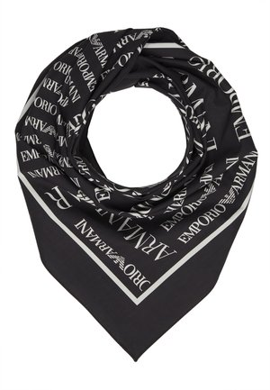 Foulard triangulaire noir avec texte et logo Emporio Armani blancs, plié et disposé en forme circulaire sur un fond blanc.