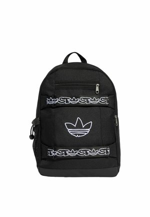 Mustasta kankaasta valmistettu reppu, jossa valkoinen Adidas trefoil -logo, kahdet hihnat, joissa toistuva logoteksti, sivun verkkotasku ja yläkahva.