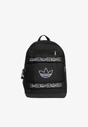 Mustasta kankaasta valmistettu reppu, jossa valkoinen Adidas trefoil -logo, kahdet hihnat, joissa toistuva logoteksti, sivun verkkotasku ja yläkahva.