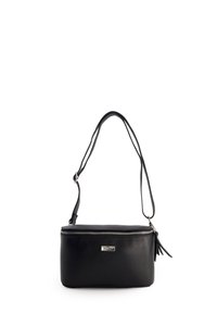 Sort læder crossbody taske med rektangulær form, lynlåslukning, justerbar rem og en lille vedhængsdetalje nær lynlåsen.