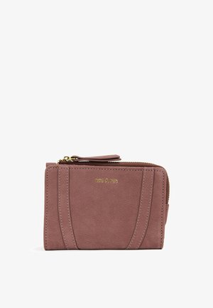 Portafoglio marrone in similpelle con logo dorato, chiusura con cerniera e dettagli testurizzati; presenta cuciture curve e una forma compatta e rettangolare.